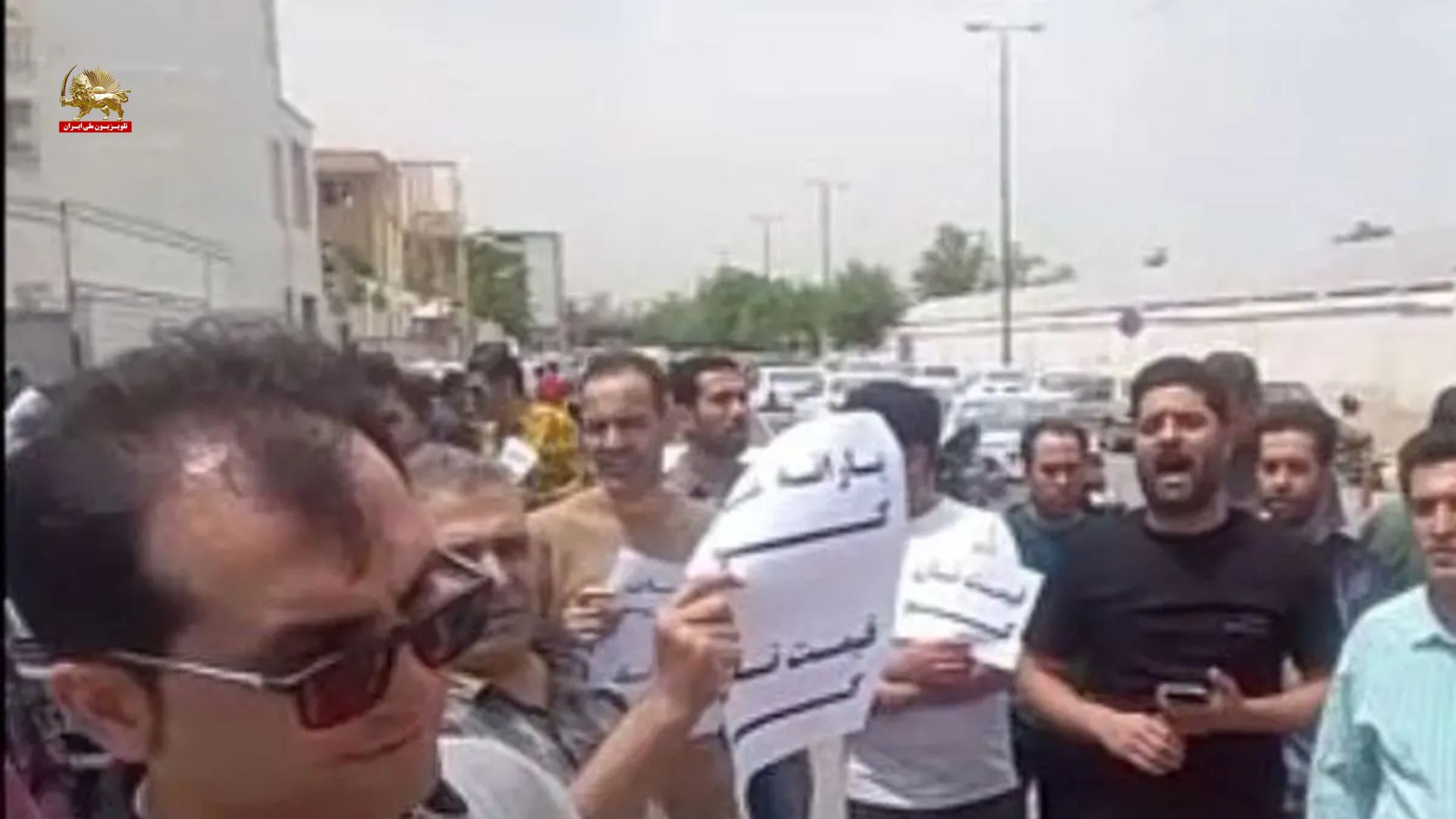 وحوش خامنهای با گاز اشکآور و اسپری فلفل به نانوایان معترض مشهد حمله کردند